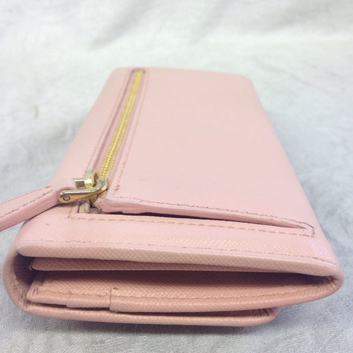 プラダ　ピンク　サフィアーノ　リボン　PRADA　長財布　A5　ソファー、鞄、バッグ、修理、張替、黒ずみ汚れ、クリーニング、色移り、擦り傷、染め直し